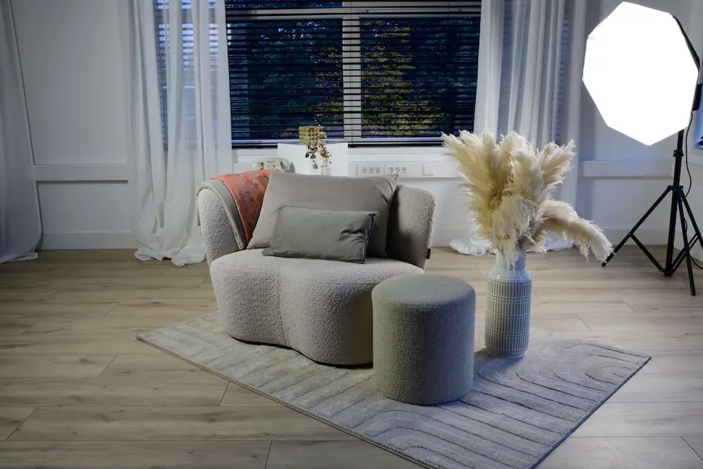 Kleine sfeervolle set met warme tinten en zachte stoffen voor intieme beelden met daglichtlamp